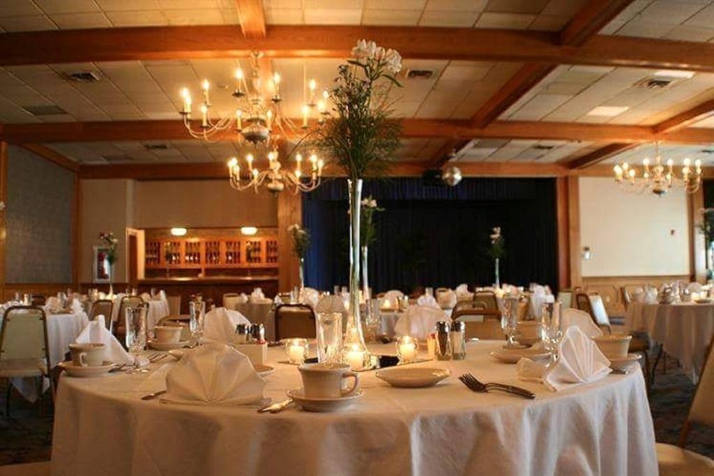 Hotel Carlisle & Embers Convention Center Buitenkant foto