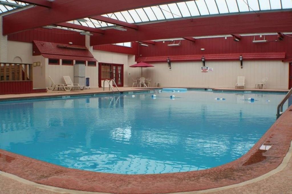 Hotel Carlisle & Embers Convention Center Buitenkant foto