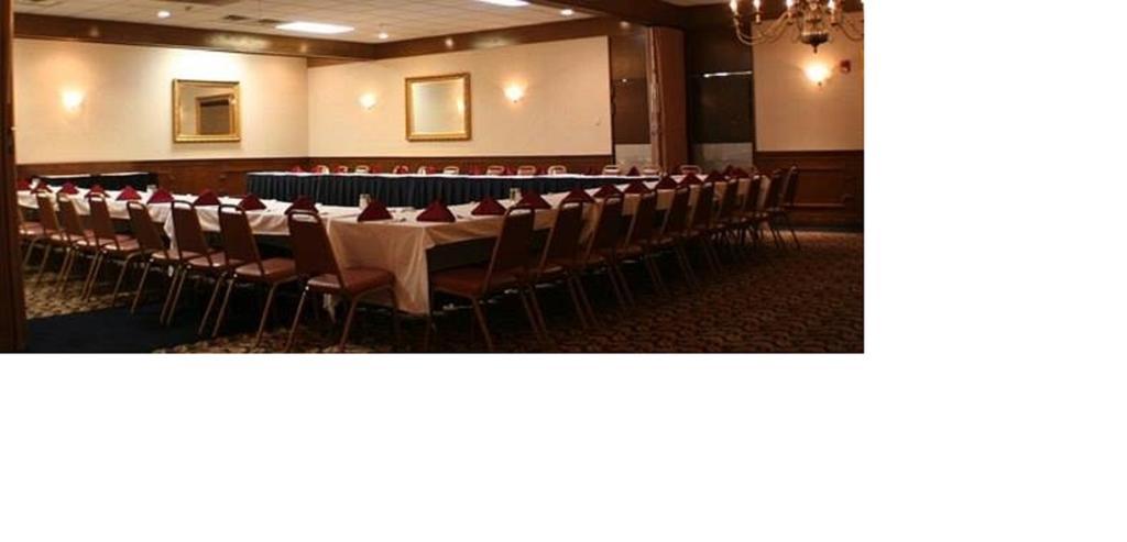 Hotel Carlisle & Embers Convention Center Buitenkant foto