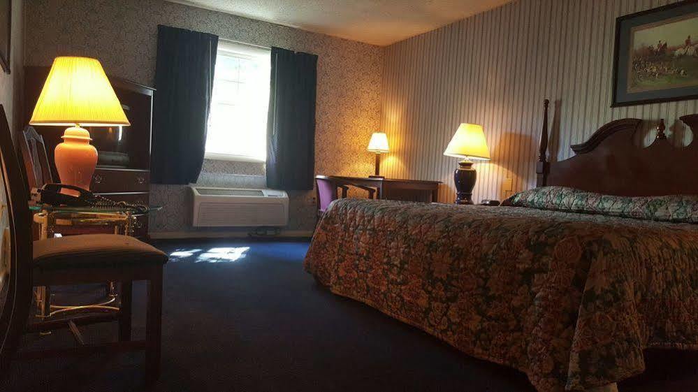 Hotel Carlisle & Embers Convention Center Buitenkant foto